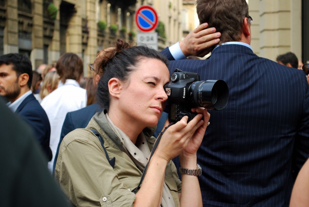 גאראנס דורה מצלמת אופנה מחוץ לתצוגת גוצ'י במילנו