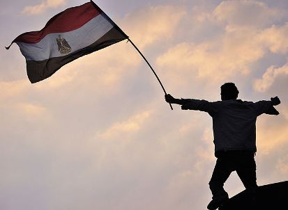 מפגין מצרי בכיכר א-תחריר, ינואר 2010. יום חג או בחזרה לכיכר?