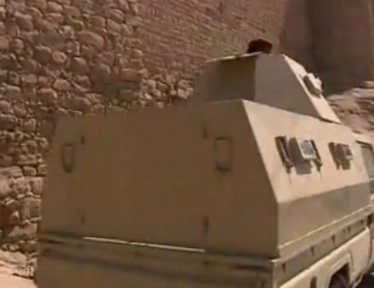 שיריונית של צבא תימן על רקע מצודת רדאע