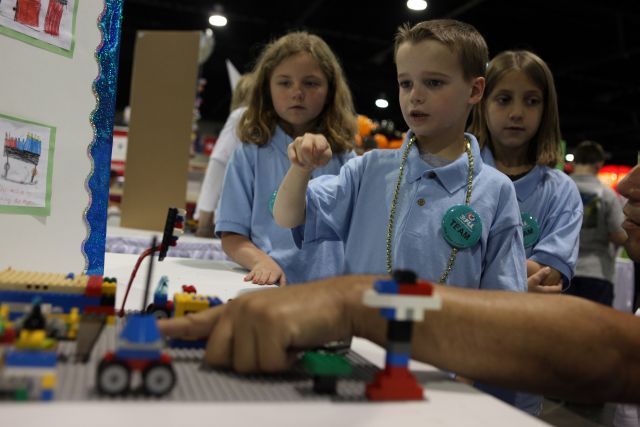 ילדי בי"ס יסודי מציגים בפסטיבל רובוטיקה בנתיבות