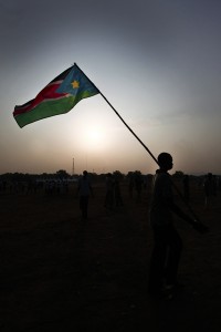 אזרח דרום סודאני מנופף בדגל המדינה החדשה (Wikimedia/Steve Evans)