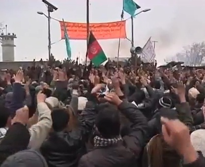 מפגינים אפגנים מוחים על שריפת הקוראן מחוץ לבסיס באגרם