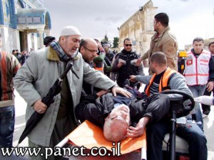 פינוי פצוע מרחבת אל-אקצה בהר-הבית מוקדם יותר היום (צילום: Panet)