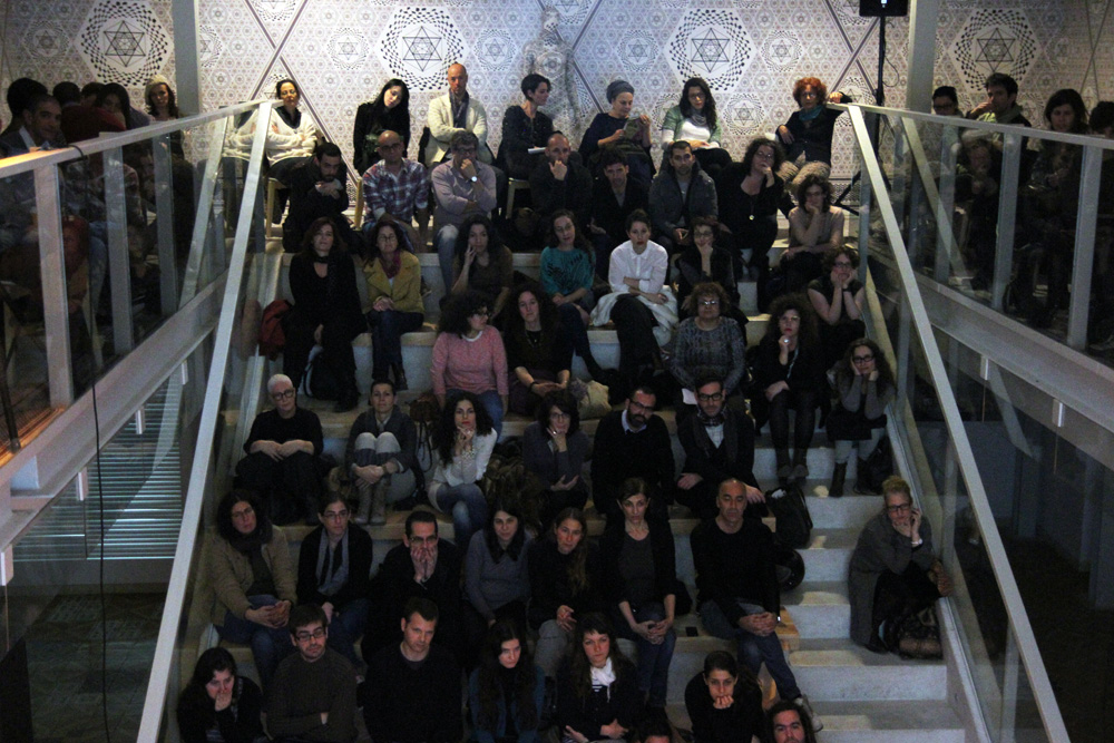קהל של עיתונאי, מעצבי, וחובבי אופנה בפורטפוליו לייב 3
