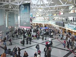 נוסעים בשדה התעופה של בודפשט. צילום מויקיפדיה
