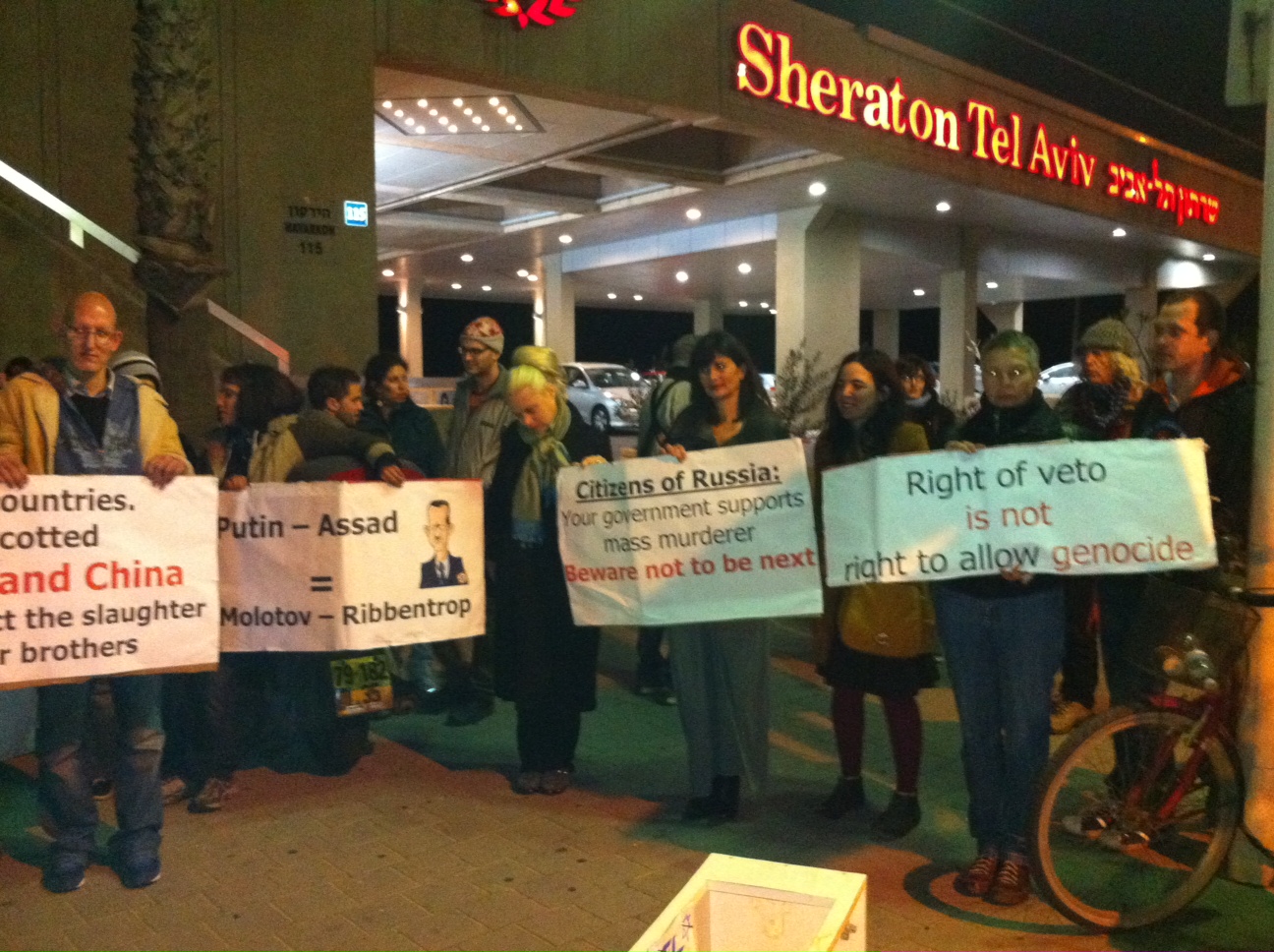 פעילי מחאה הפגינו מול שגרירות רוסיה: הפסיקו את הטבח בסוריה