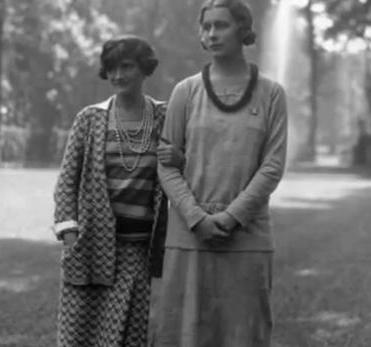 קוקו שאנל (משמאל) בגזרה הישרה והמותן הנמוכה המאפיינות את שנות ה-20