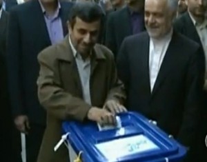 הנשיא מחמוד אחמדינז'אד מצביע בקלפי בטהראן, אתמול