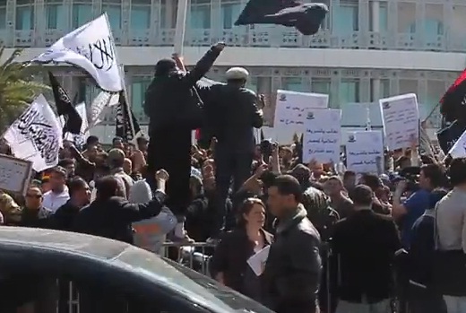 מפגינים אסלאמיסטים דורשים את החלת השריעה ברחובות תוניס, אתמול
