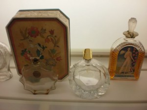 בקבוקוני בושם במוזיאון בגראס. הסטוריה של ריח