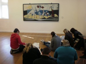 טירת גרימלדי באנטיב: תלמידי ציור מול עבודה של פיקאסו
