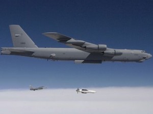 נושא "מפצחת בונקרים". מפציץ B-52 (צילום: משרד ההגנה, ארה"ב)