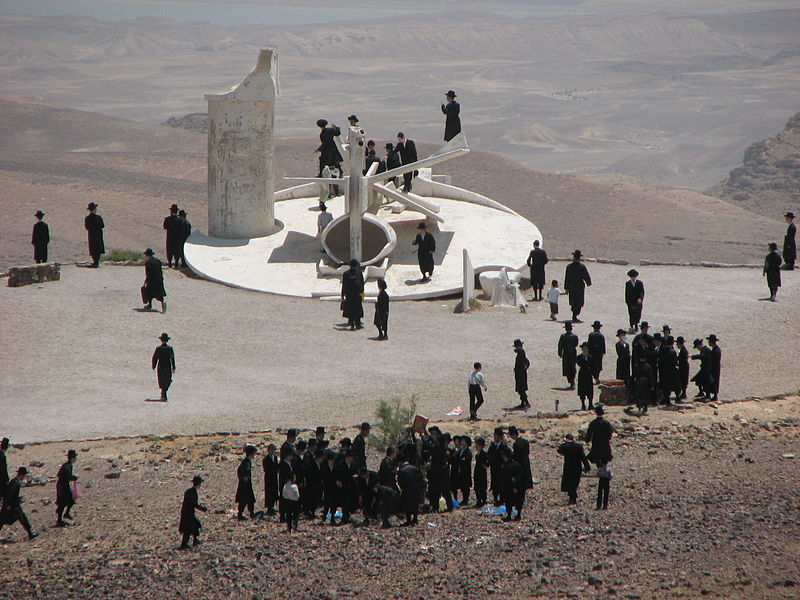 אוכלוסייה חלשה. חסידי גור במצפור הפסל של תומרקין (צילום: מיכאלי)