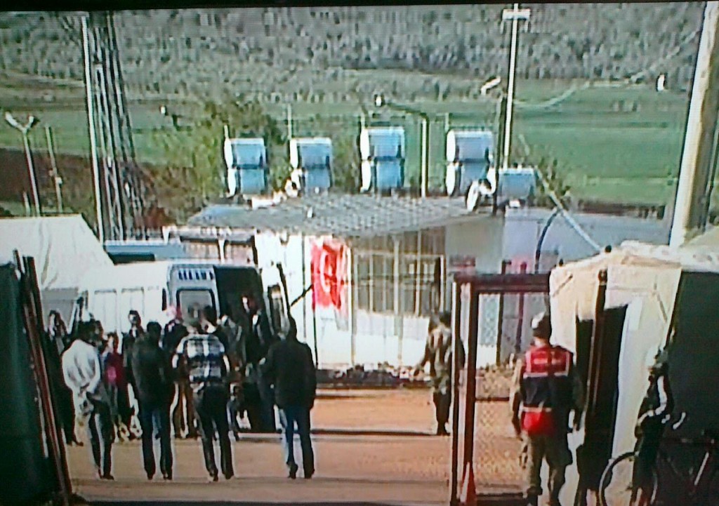 מורדים ונמלטים במחנה פליטים כיליס בטורקיה, שהותקף 