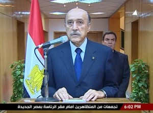 עומר סלימאן מודיע על התפטרותו של חוסני מובארק ממשרת נשיא מצרים, בשנה שעבה (מתוך הטלוויזיה המצרית)