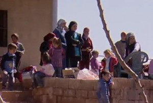 נשים וילדים שנמלטו מאזור הרי א-נוסייריה במערב סוריה להר הלבנון