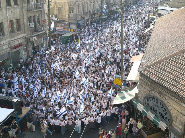צעדת ריקוד הדגלים ברחובות ירושלים (צילום: Daniel Baránek, ויקימדיה)