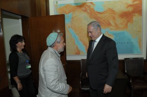 ראש הממשלה בפגישה עם אביו ואלמנתו של רנ"ג פסקל אברהמי. (צילום: לע"מ, עמוס בן גרשום)