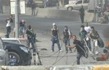 מתפרעים פלסטינים במחסום קלנדיה (צילום דו"צ)