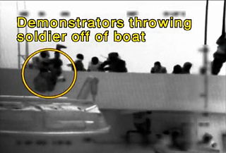 חייל צהל מושלך מהסיפון (צילום דו"צ, ויקימדיה)