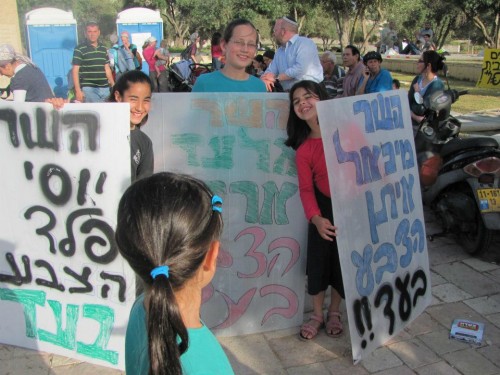 מאות מתנחלים, רובם נערות, צועדים במחאה לעבר ירושלים