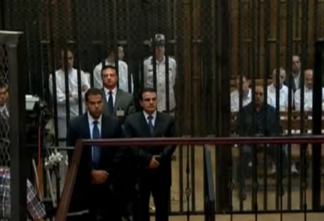 בניו של מובארק שומעים את גזר הדין בכלוב בבית המשפט בקהיר
