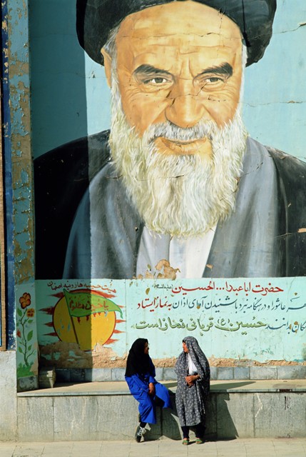 דיוקנו של אייתוללה ח'ומייני ניבט מציור הקיר בעיר איספהאן (Photonica World/Bruno Morandi)