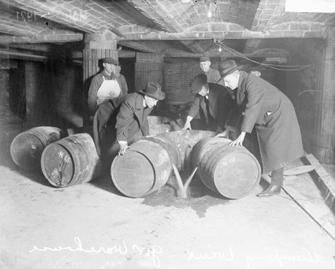 פקחים אוכפים את חוק היובש על ידי השחתת חביות אלכוהול -1921, ללא זכויות יוצרים