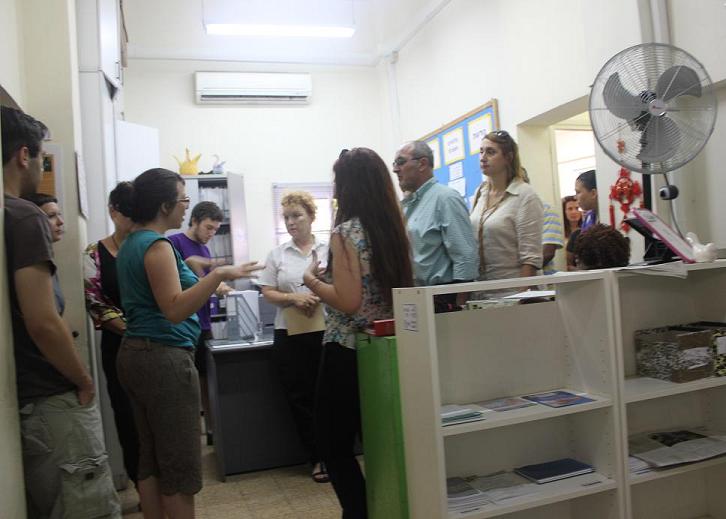 חברי הכנסת מסיירים במרפאה הפתוחה ביפו
