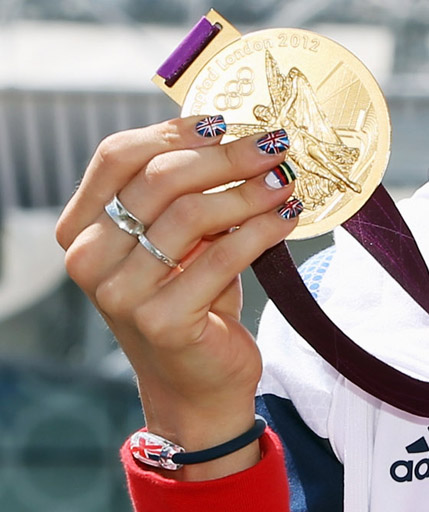 לורה טרוט, רוכבת האופניים הבריטית זוכת שתי מדליות זהב בלונדון 2012, מדגימה את אופנת הציפורניים הפטריוטיות. שימו לב גם לצמיד. צילום: ADIDAS