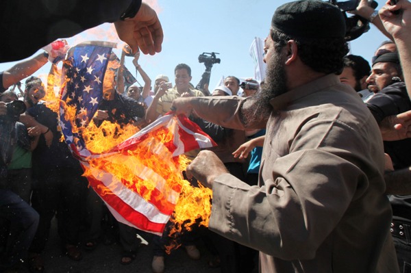 שריפת דגל ארה"ב במחאות בעולם הערבי (צילום: Jordan Pix/ Getty Images)