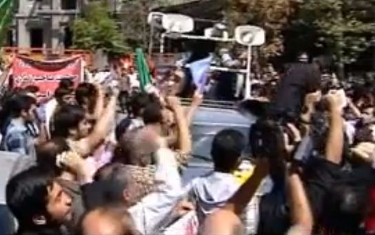 הפגנות בטהראן מול שגרירות שוויץ