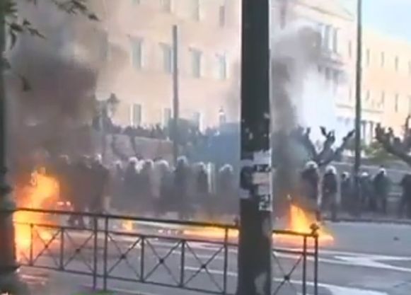 הפגנות ביוון. מפגינים מתעמתים עם המשטרה