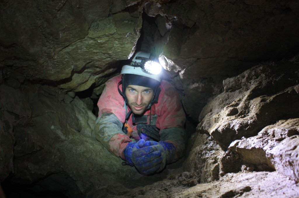 במערה העמוקה ביותר בעולם. חבר המשלחת, יובל אלמליח, בתוך המערה. (צילום: בועז לנגפורד)