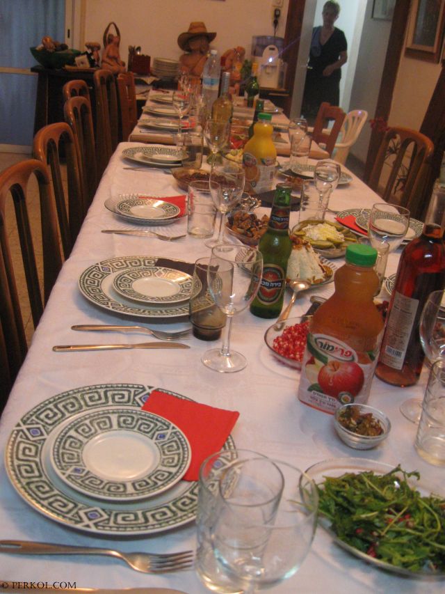 שולחן חג (צילמה: שרית פרקול)
