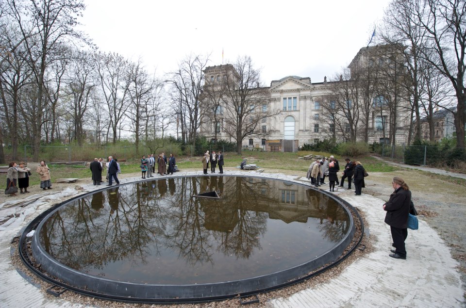 מצבת הזיכרון בפארק טירגארטן בברלין לצוענים שנרצחו בשואה