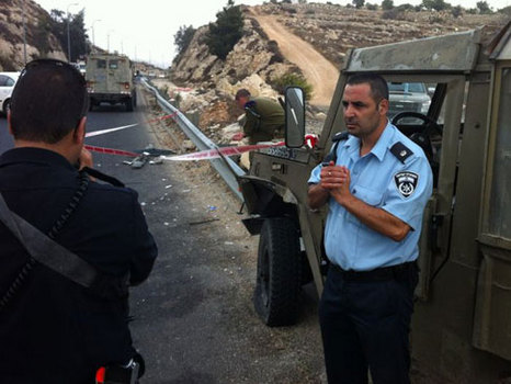 מונית פלסטינית פגעה בארבעה חיילים ונמלטה