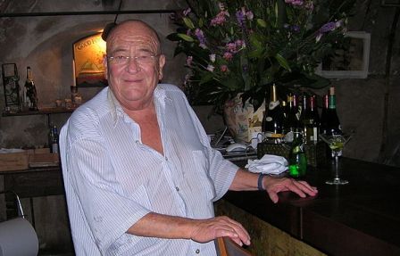 שאול אברון במסעדתו "יועזר בר יין", צילום: צחי לרנר, ויקימדיה