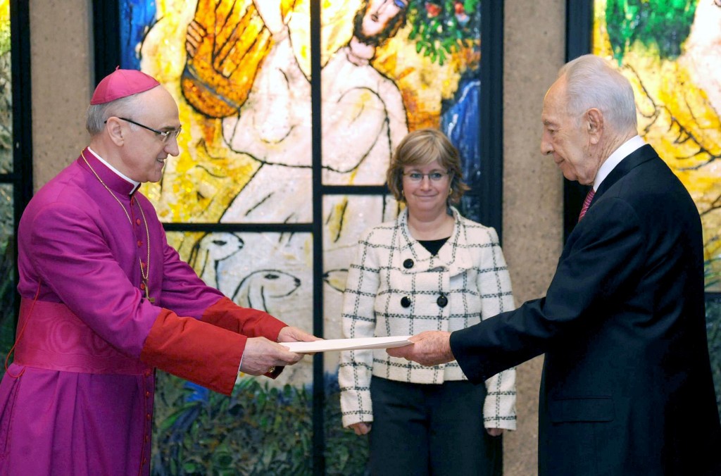 הנשיא פרס והגריר לזארוטו. ציוץ לאפיפיור. (צילום:מארק ניימן/ לע"מ)
