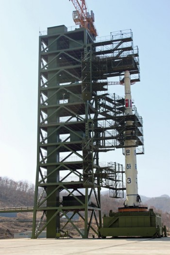 הצלחה לצפון קוריאה: שיגרה טיל עם לוויין לחלל