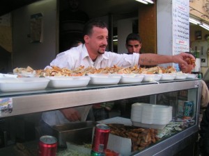 אוכל רחוב בעקבה, ירדן. לא כל מי שעובר בנתב"ג הוא תייר בישראל. (צילום: עירית רוזנבלום)
