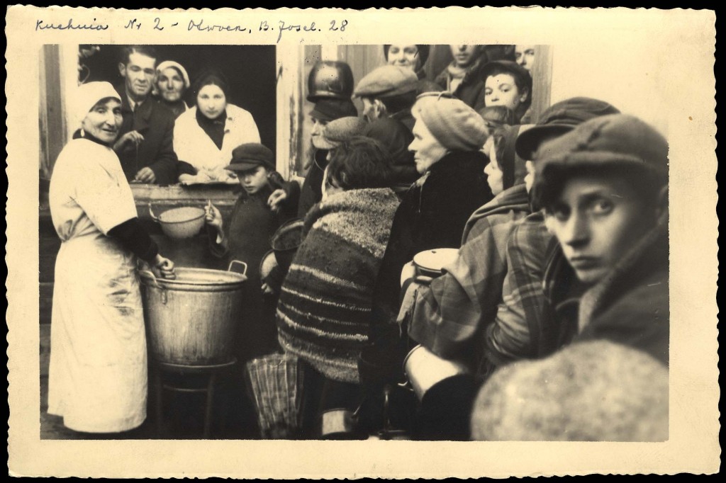אוטווצק, פולין, יהודים ליד המטבח הציבורי (באדיבות יד ושם)