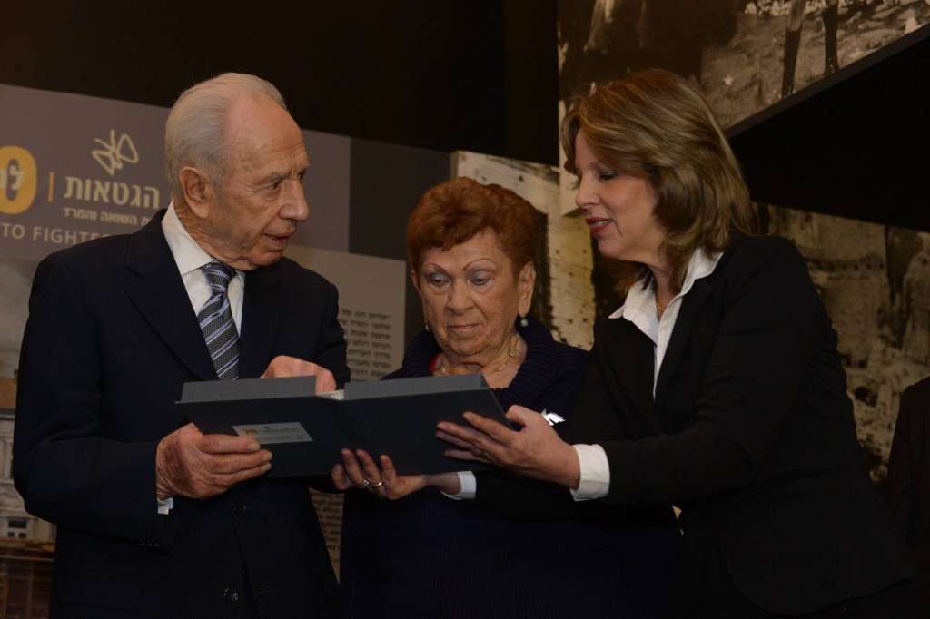 הנשיא פרס וניצולי השואה מעיינים ביומן (צילום: מארק ניימן/לע"מ)