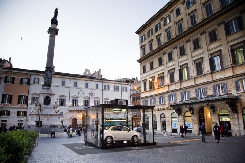 דגם לבן של Fiat 500 by Gucci במרכז רומא. צילום: FIAT S.p.A