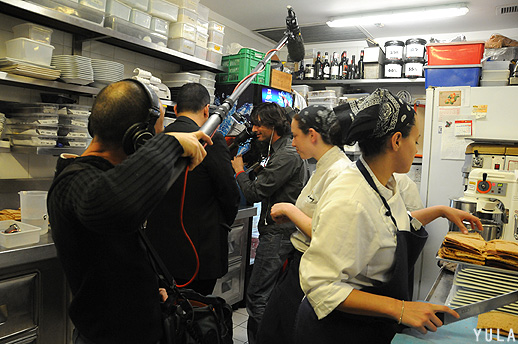 צוות ערוץ 10 בנבכי המטבח של מול ים (צילום: יולה זובריצקי)