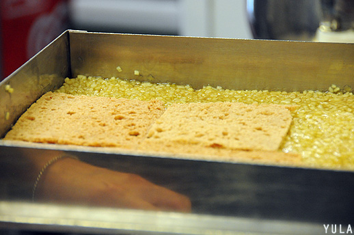 לקראת הכנה, מן המנות של טיירי מקס: מילפי לחם תבלינים עם מרמלדת תפוחים, ג'ינג'ר וקרם מסקרפונה (צילום: יולה זובריצקי)
