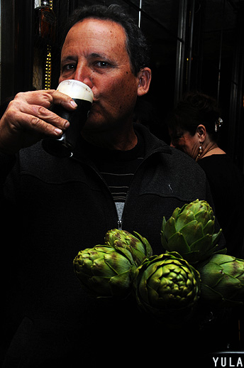 נועם יעקבא שותה בירה אחרי שאכל ארטישוק - המירוץ לספיגת הכוהל מתחיל ע-כשיו (צילום: יולה זובריצקי)