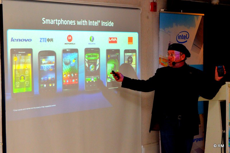 אדן מציג את החידושים בעולם הסמארטפונים. מסיבת העיתונאים של חברת אינטל לסיכום 2012. צילום: רפי מיכאלי