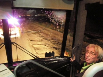 אוטובוס אגד נרגם באבנים בכביש עומר תל-שוקת