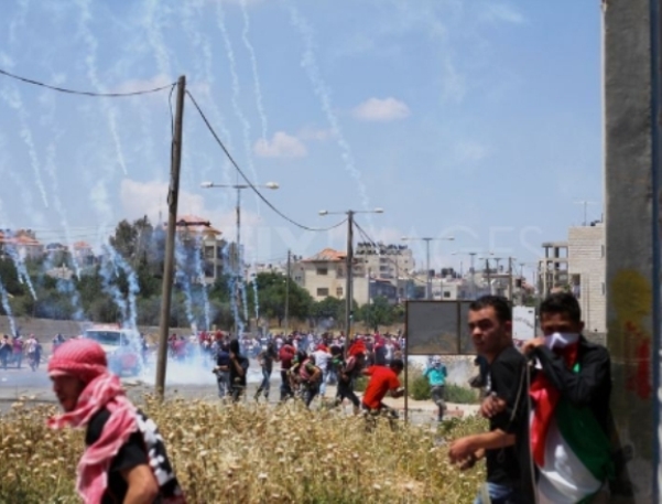 פלסטינים הפגינו והתפרעו ליד כלא עופר